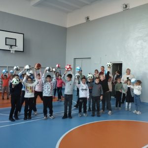 Elevii petrec lecțiile de educația fizică în noua sală sportivă